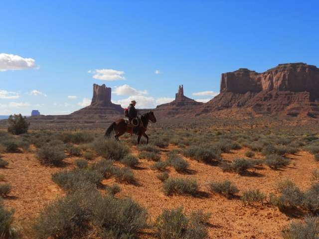 赤い岩が広がる雄大なMoab（モアブ）の景色