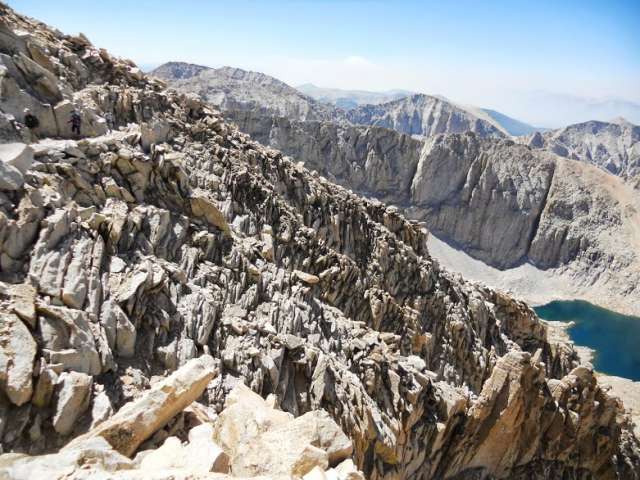 切り立つ白い岩と青い湖が美しい Mt.Whitney
